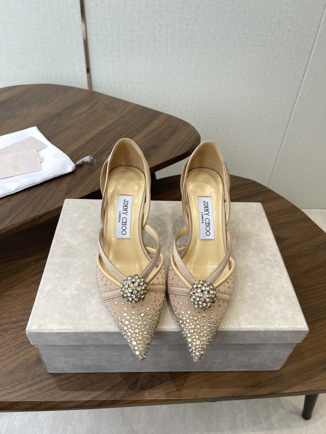 NO:815047,Jimmy Choo 26ss spring and summer series JC new high-heeled slippers and sandals blur the line between shoes and jewelry accessories. Distinctive Jimmy Choo style design. Exquisite and graceful draping, like an elegant ankle chain for slender feet. There are also many exquisite crystal pendants on the heel line to highlight the unique shoe shape. The pointed toe is paired with a 6 cm slender high heel, which is fashionable and eye-catching and unforgettable. The upper is imported silk/pearl and the lining is sheepskin.  Italian genuine leather outsole Height: 7/9.5CM Size35-42 (40 41 42 customized, non-returnable), half-slip high heels, jimmy choo, sandals, high heels, slippers, sheepskin, real silk, Leather soles19860909Jimmy Choo 26ss 春夏 系列JC新款 高跟拖鞋 凉鞋 模糊鞋履与珠宝配饰之间的界线 鲜明 Jimmy Choo 风格设计. 精美上优美悬垂,宛如为纤足戴上优雅踝链.另有多颗精美水晶垂饰后跟线,突显别致鞋型,尖头配以 6厘米纤细高跟,时髦吸睛,令人难以忘怀 鞋面进口真丝/珍珠 内里垫脚羊皮 意大利真皮大底 高度:7/9.5CM Size35-42（40 41 42订做不退换）,半拖高跟鞋,jimmy choo,sandals,high heels,slippers,sheepskin,real silk,Leather soles,Women's Shoes