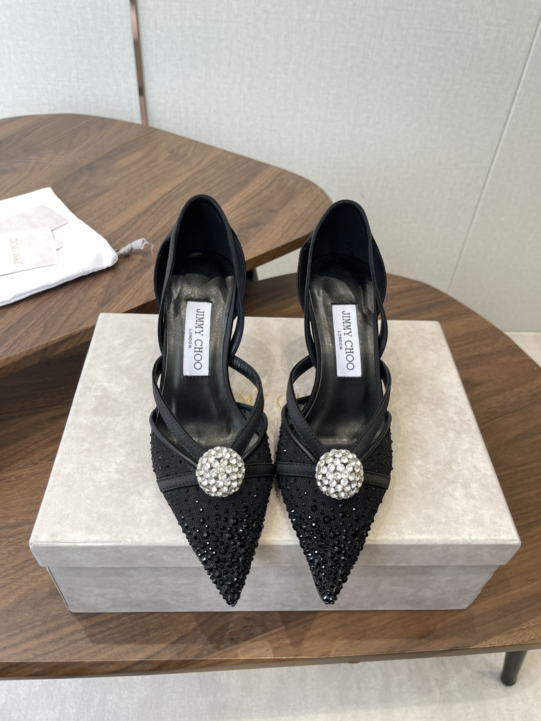 NO:815051,Jimmy Choo 26ss spring and summer series JC new high-heeled slippers and sandals blur the line between shoes and jewelry accessories. Distinctive Jimmy Choo style design. Exquisite and graceful draping, like an elegant ankle chain for slender feet. There are also many exquisite crystal pendants on the heel line to highlight the unique shoe shape. The pointed toe is paired with a 6 cm slender high heel, which is fashionable and eye-catching and unforgettable. The upper is imported silk/pearl and the lining is sheepskin.  Italian genuine leather outsole Height: 7/9.5CM Size35-42 (40 41 42 customized, non-returnable), half-slip high heels, jimmy choo, sandals, high heels, slippers, sheepskin, real silk, Leather soles19860909Jimmy Choo 26ss 春夏 系列JC新款 高跟拖鞋 凉鞋 模糊鞋履与珠宝配饰之间的界线 鲜明 Jimmy Choo 风格设计. 精美上优美悬垂,宛如为纤足戴上优雅踝链.另有多颗精美水晶垂饰后跟线,突显别致鞋型,尖头配以 6厘米纤细高跟,时髦吸睛,令人难以忘怀 鞋面进口真丝/珍珠 内里垫脚羊皮 意大利真皮大底 高度:7/9.5CM Size35-42（40 41 42订做不退换）,半拖高跟鞋,jimmy choo,sandals,high heels,slippers,sheepskin,real silk,Leather soles,Women's Shoes