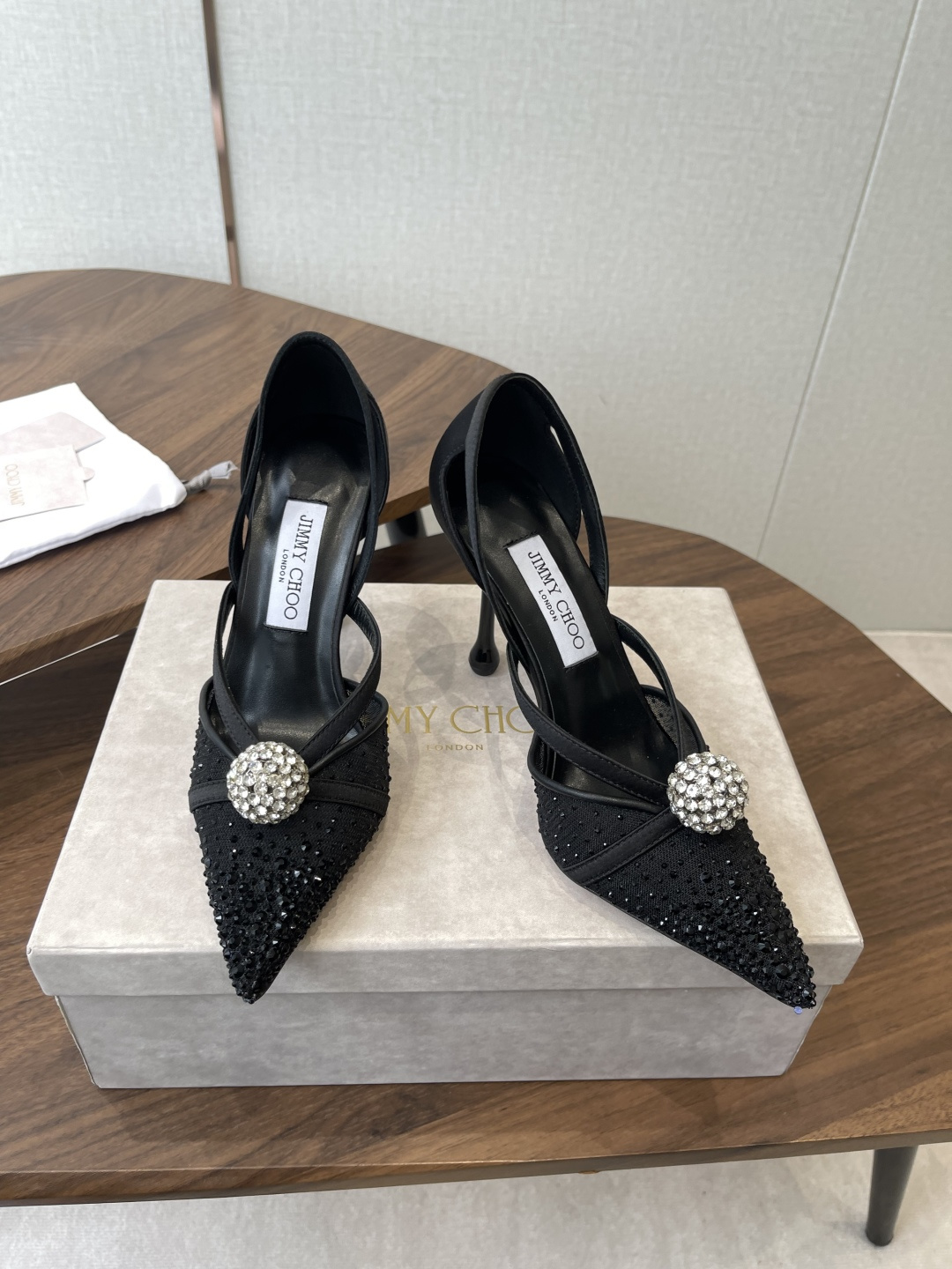 Jimmy Choo 26ss 春夏 系列JC新款 高跟拖鞋 凉鞋模糊鞋履与珠宝配饰之间的界线 鲜明 J Jimmy Choo 26ss 春夏 系列JC新款 高跟拖鞋 凉鞋模糊鞋履与珠宝配饰之间的界线 鲜明 J
