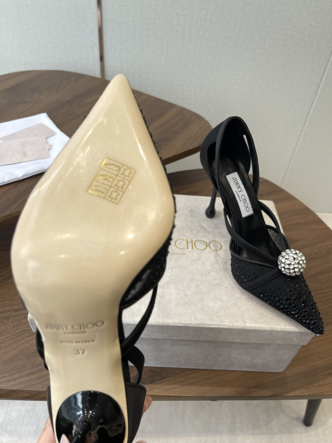 Jimmy Choo 26ss 春夏 系列JC新款 高跟拖鞋 凉鞋模糊鞋履与珠宝配饰之间的界线 鲜明 J Jimmy Choo 26ss 春夏 系列JC新款 高跟拖鞋 凉鞋模糊鞋履与珠宝配饰之间的界线 鲜明 J
