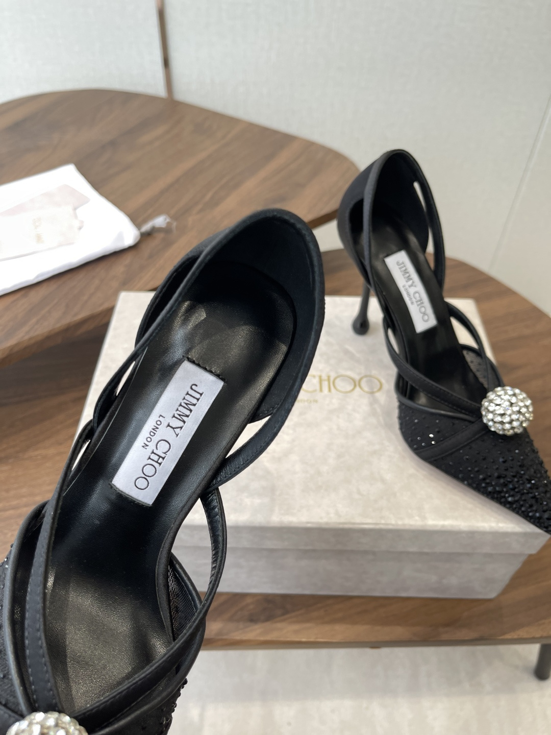 Jimmy Choo 26ss 春夏 系列JC新款 高跟拖鞋 凉鞋模糊鞋履与珠宝配饰之间的界线 鲜明 J Jimmy Choo 26ss 春夏 系列JC新款 高跟拖鞋 凉鞋模糊鞋履与珠宝配饰之间的界线 鲜明 J