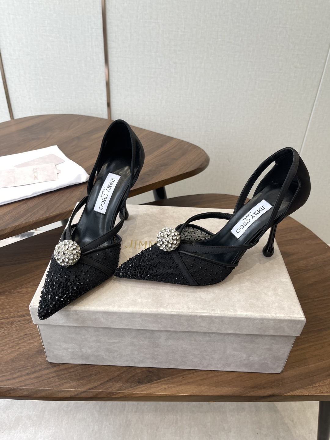 Jimmy Choo 26ss 春夏 系列JC新款 高跟拖鞋 凉鞋模糊鞋履与珠宝配饰之间的界线 鲜明 J Jimmy Choo 26ss 春夏 系列JC新款 高跟拖鞋 凉鞋模糊鞋履与珠宝配饰之间的界线 鲜明 J