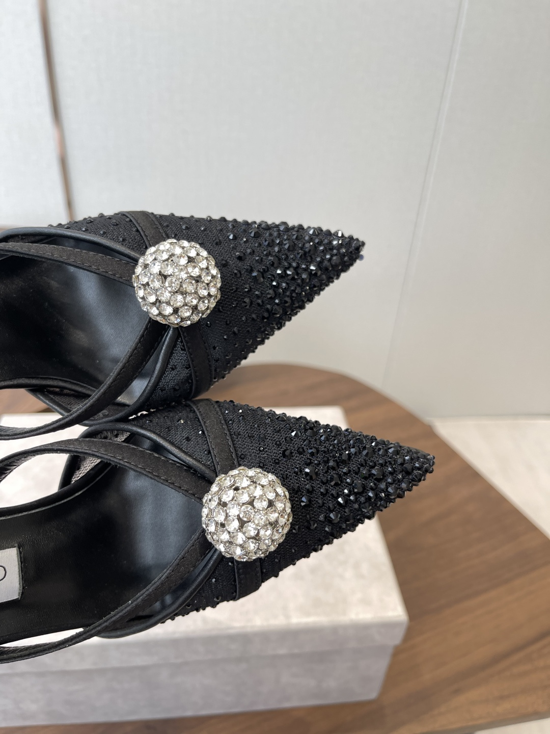 Jimmy Choo 26ss 春夏 系列JC新款 高跟拖鞋 凉鞋模糊鞋履与珠宝配饰之间的界线 鲜明 J Jimmy Choo 26ss 春夏 系列JC新款 高跟拖鞋 凉鞋模糊鞋履与珠宝配饰之间的界线 鲜明 J