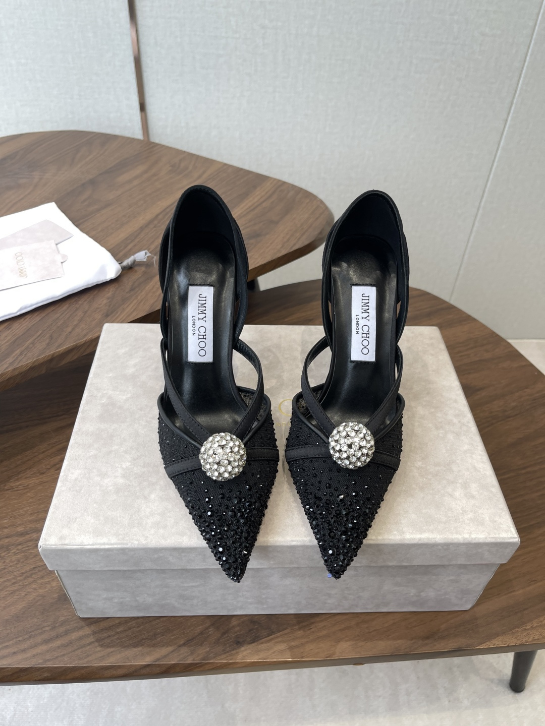 NO:815055,Jimmy Choo 26ss spring and summer series JC new high-heeled slippers and sandals blur the line between shoes and jewelry accessories. Distinctive Jimmy Choo style design. Exquisite and graceful draping, like an elegant ankle chain for slender feet. There are also many exquisite crystal pendants on the heel line to highlight the unique shoe shape. The pointed toe is paired with a 6 cm slender high heel, which is fashionable and eye-catching and unforgettable. The upper is imported silk/pearl and the lining is sheepskin.  Italian genuine leather outsole Height: 7/9.5CM Size35-42 (40 41 42 customized, non-returnable), half-slip high heels, jimmy choo, sandals, high heels, slippers, sheepskin, real silk, Leather soles19860909Jimmy Choo 26ss 春夏 系列JC新款 高跟拖鞋 凉鞋 模糊鞋履与珠宝配饰之间的界线 鲜明 Jimmy Choo 风格设计. 精美上优美悬垂,宛如为纤足戴上优雅踝链.另有多颗精美水晶垂饰后跟线,突显别致鞋型,尖头配以 6厘米纤细高跟,时髦吸睛,令人难以忘怀 鞋面进口真丝/珍珠 内里垫脚羊皮 意大利真皮大底 高度:7/9.5CM Size35-42（40 41 42订做不退换）,半拖高跟鞋,jimmy choo,sandals,high heels,slippers,sheepskin,real silk,Leather soles,Women's Shoes