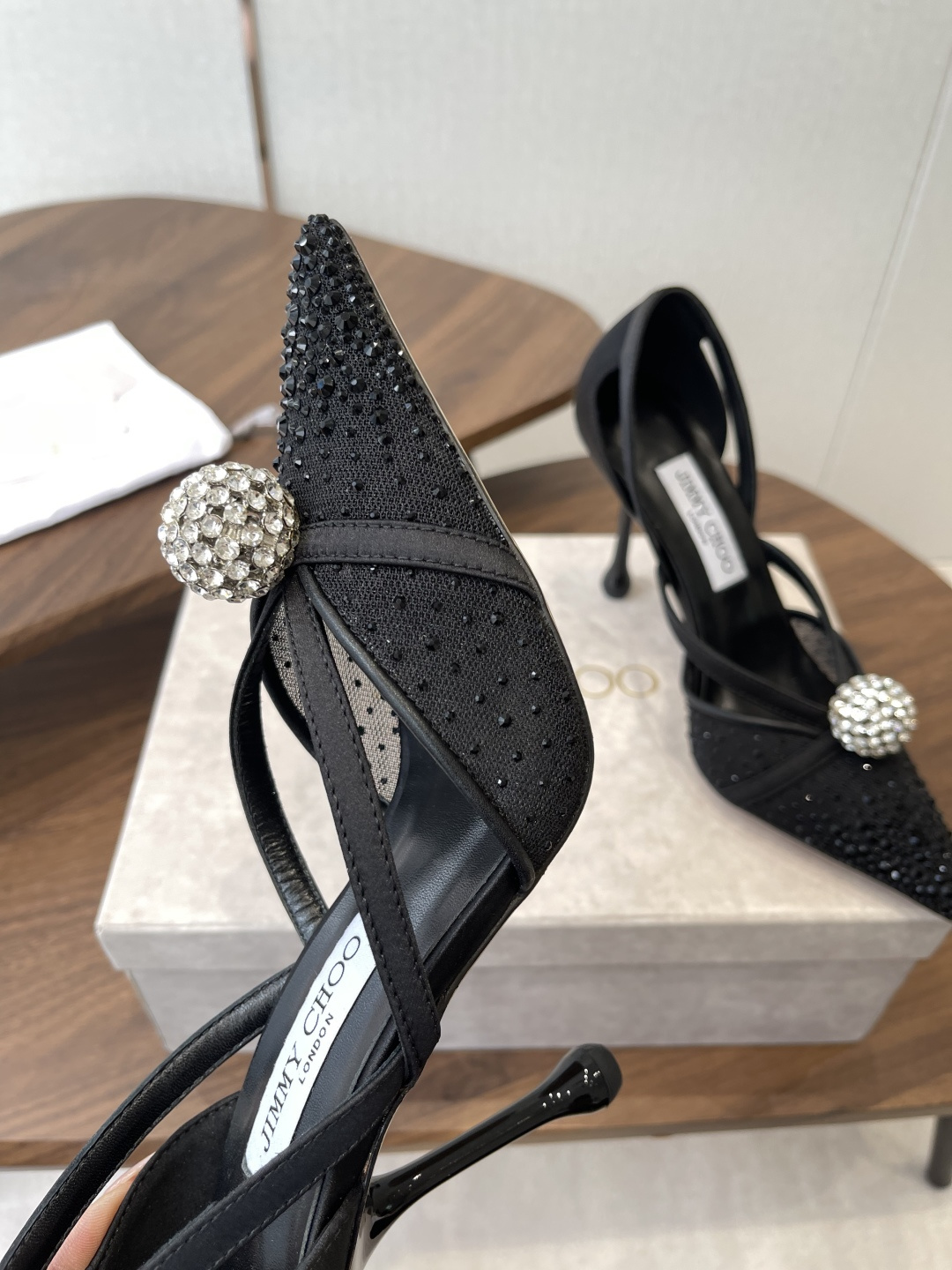 Jimmy Choo 26ss 春夏 系列JC新款 高跟拖鞋 凉鞋模糊鞋履与珠宝配饰之间的界线 鲜明 J Jimmy Choo 26ss 春夏 系列JC新款 高跟拖鞋 凉鞋模糊鞋履与珠宝配饰之间的界线 鲜明 J