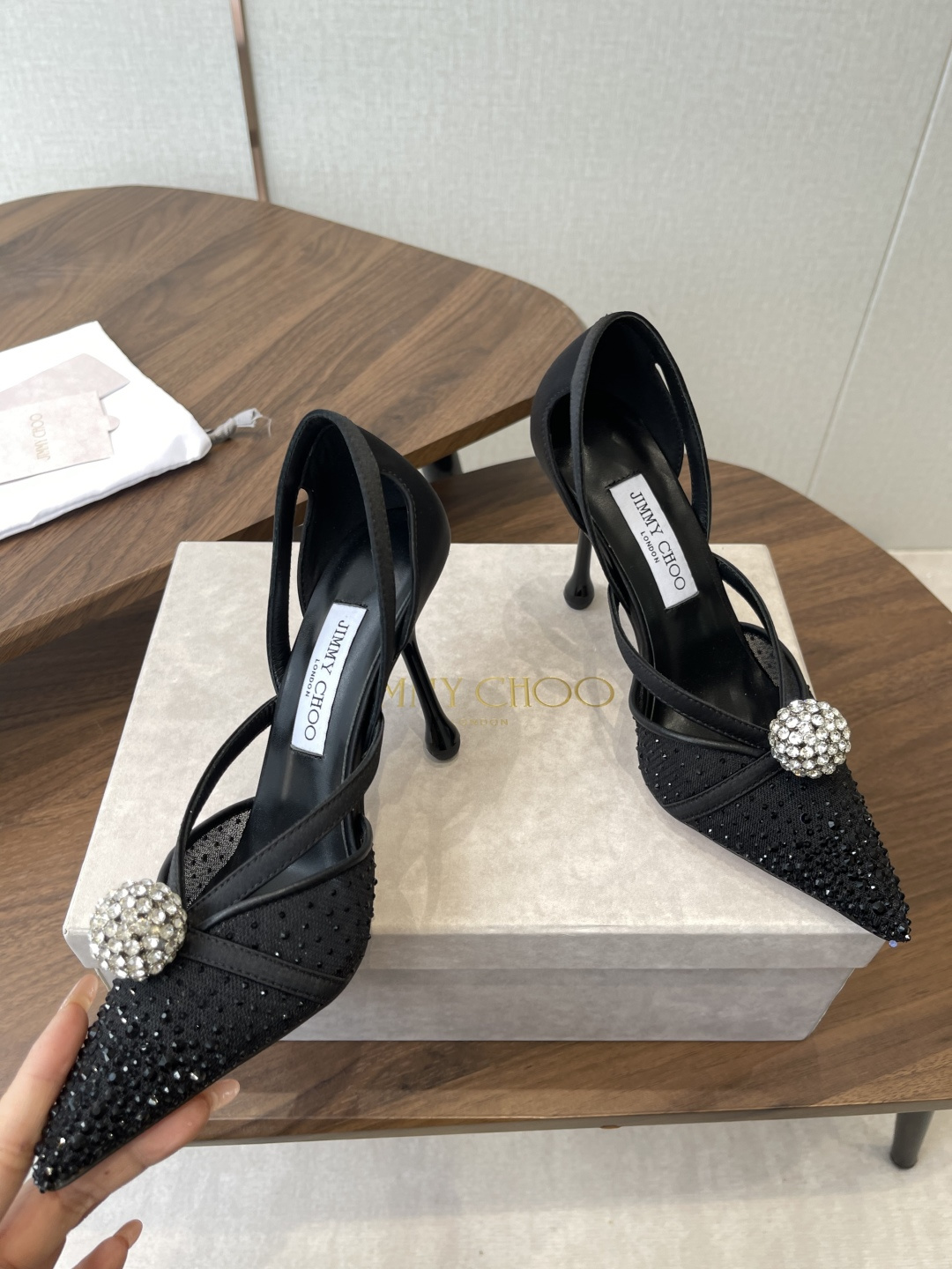Jimmy Choo 26ss 春夏 系列JC新款 高跟拖鞋 凉鞋模糊鞋履与珠宝配饰之间的界线 鲜明 J Jimmy Choo 26ss 春夏 系列JC新款 高跟拖鞋 凉鞋模糊鞋履与珠宝配饰之间的界线 鲜明 J
