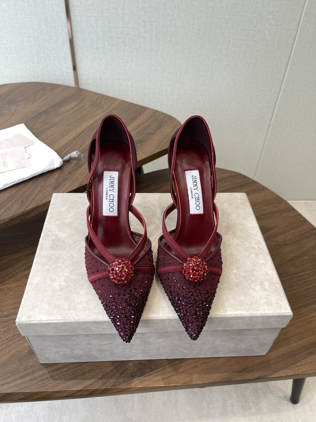 NO:815059,Jimmy Choo 26ss spring and summer series JC new high-heeled slippers and sandals blur the line between shoes and jewelry accessories. Distinctive Jimmy Choo style design. Exquisite and graceful draping, like an elegant ankle chain for slender feet. There are also many exquisite crystal pendants on the heel line to highlight the unique shoe shape. The pointed toe is paired with a 6 cm slender high heel, which is fashionable and eye-catching and unforgettable. The upper is imported silk/pearl and the lining is sheepskin.  Italian genuine leather outsole Height: 7/9.5CM Size35-42 (40 41 42 customized, non-returnable), half-slip high heels, jimmy choo, sandals, high heels, slippers, sheepskin, real silk, Leather soles19860909Jimmy Choo 26ss 春夏 系列JC新款 高跟拖鞋 凉鞋 模糊鞋履与珠宝配饰之间的界线 鲜明 Jimmy Choo 风格设计. 精美上优美悬垂,宛如为纤足戴上优雅踝链.另有多颗精美水晶垂饰后跟线,突显别致鞋型,尖头配以 6厘米纤细高跟,时髦吸睛,令人难以忘怀 鞋面进口真丝/珍珠 内里垫脚羊皮 意大利真皮大底 高度:7/9.5CM Size35-42（40 41 42订做不退换）,半拖高跟鞋,jimmy choo,sandals,high heels,slippers,sheepskin,real silk,Leather soles,Women's Shoes