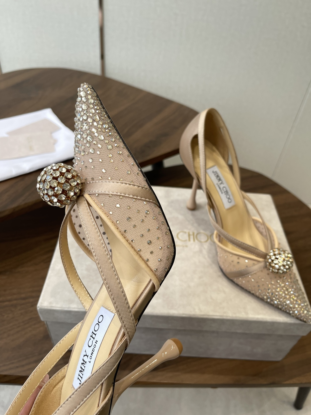 Jimmy Choo 26ss 春夏 系列JC新款 高跟拖鞋 凉鞋模糊鞋履与珠宝配饰之间的界线 鲜明 J Jimmy Choo 26ss 春夏 系列JC新款 高跟拖鞋 凉鞋模糊鞋履与珠宝配饰之间的界线 鲜明 J