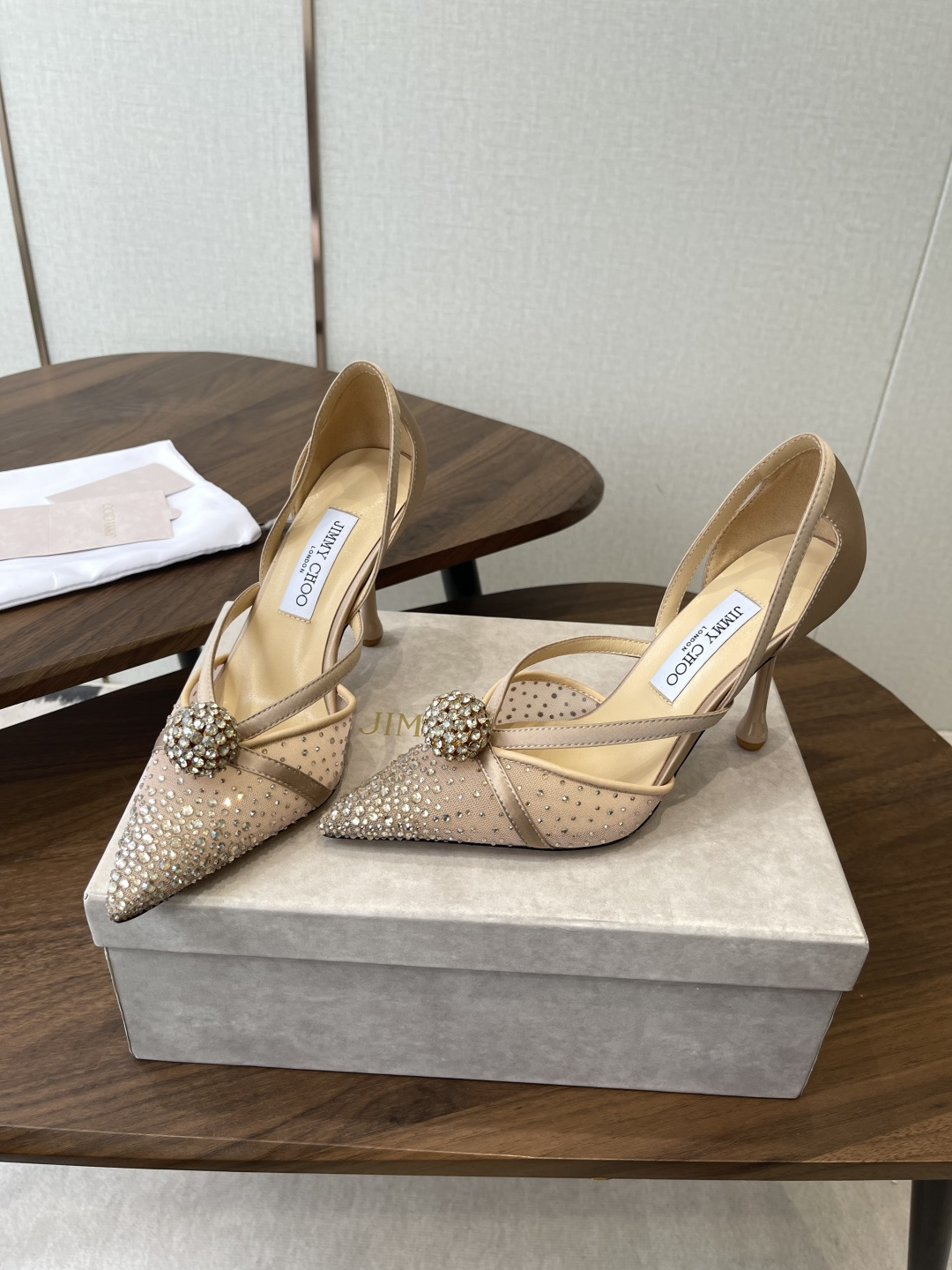 Jimmy Choo 26ss 春夏 系列JC新款 高跟拖鞋 凉鞋模糊鞋履与珠宝配饰之间的界线 鲜明 J Jimmy Choo 26ss 春夏 系列JC新款 高跟拖鞋 凉鞋模糊鞋履与珠宝配饰之间的界线 鲜明 J