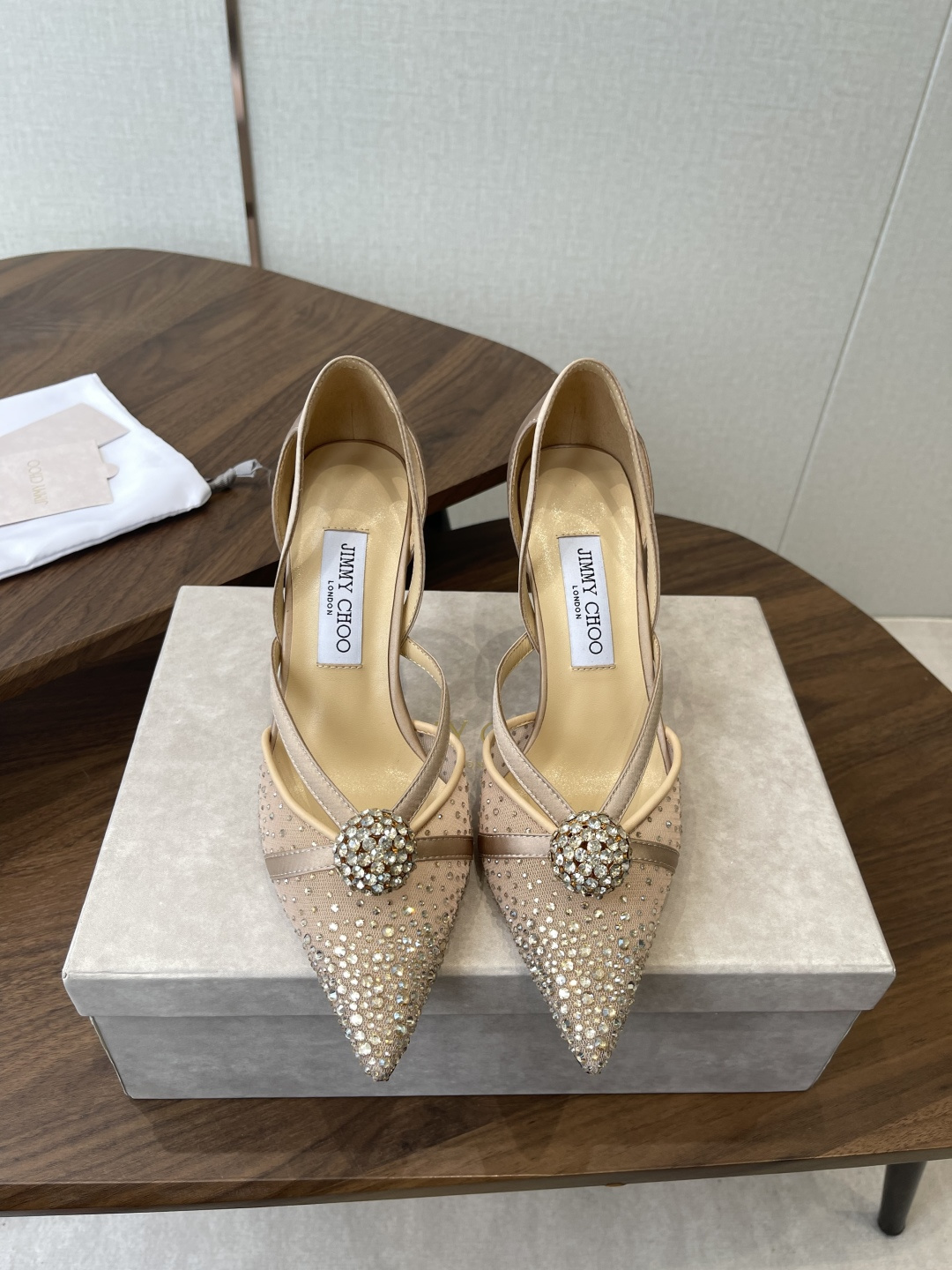 NO:815063,Jimmy Choo 26ss spring and summer series JC new high-heeled slippers and sandals blur the line between shoes and jewelry accessories. Distinctive Jimmy Choo style design. Exquisite and graceful draping, like an elegant ankle chain for slender feet. There are also many exquisite crystal pendants on the heel line to highlight the unique shoe shape. The pointed toe is paired with a 6 cm slender high heel, which is fashionable and eye-catching and unforgettable. The upper is imported silk/pearl and the lining is sheepskin.  Italian genuine leather outsole Height: 7/9.5CM Size35-42 (40 41 42 customized, non-returnable), half-slip high heels, jimmy choo, sandals, high heels, slippers, sheepskin, real silk, Leather soles19860909Jimmy Choo 26ss 春夏 系列JC新款 高跟拖鞋 凉鞋 模糊鞋履与珠宝配饰之间的界线 鲜明 Jimmy Choo 风格设计. 精美上优美悬垂,宛如为纤足戴上优雅踝链.另有多颗精美水晶垂饰后跟线,突显别致鞋型,尖头配以 6厘米纤细高跟,时髦吸睛,令人难以忘怀 鞋面进口真丝/珍珠 内里垫脚羊皮 意大利真皮大底 高度:7/9.5CM Size35-42（40 41 42订做不退换）,半拖高跟鞋,jimmy choo,sandals,high heels,slippers,sheepskin,real silk,Leather soles,Women's Shoes