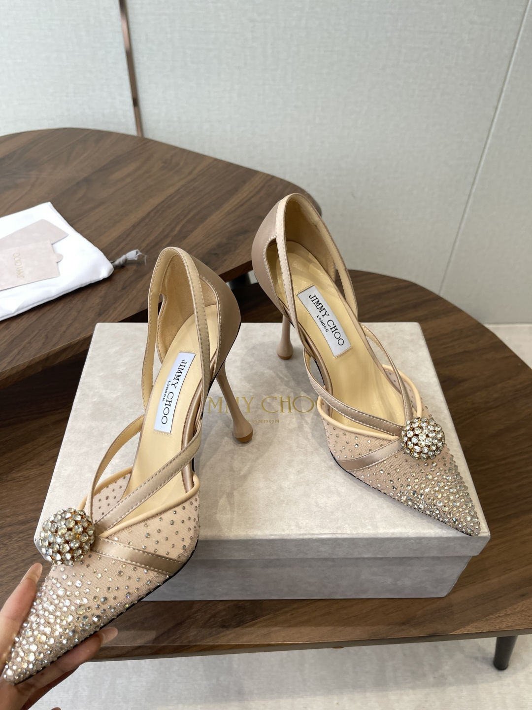 Jimmy Choo 26ss 春夏 系列JC新款 高跟拖鞋 凉鞋模糊鞋履与珠宝配饰之间的界线 鲜明 J Jimmy Choo 26ss 春夏 系列JC新款 高跟拖鞋 凉鞋模糊鞋履与珠宝配饰之间的界线 鲜明 J