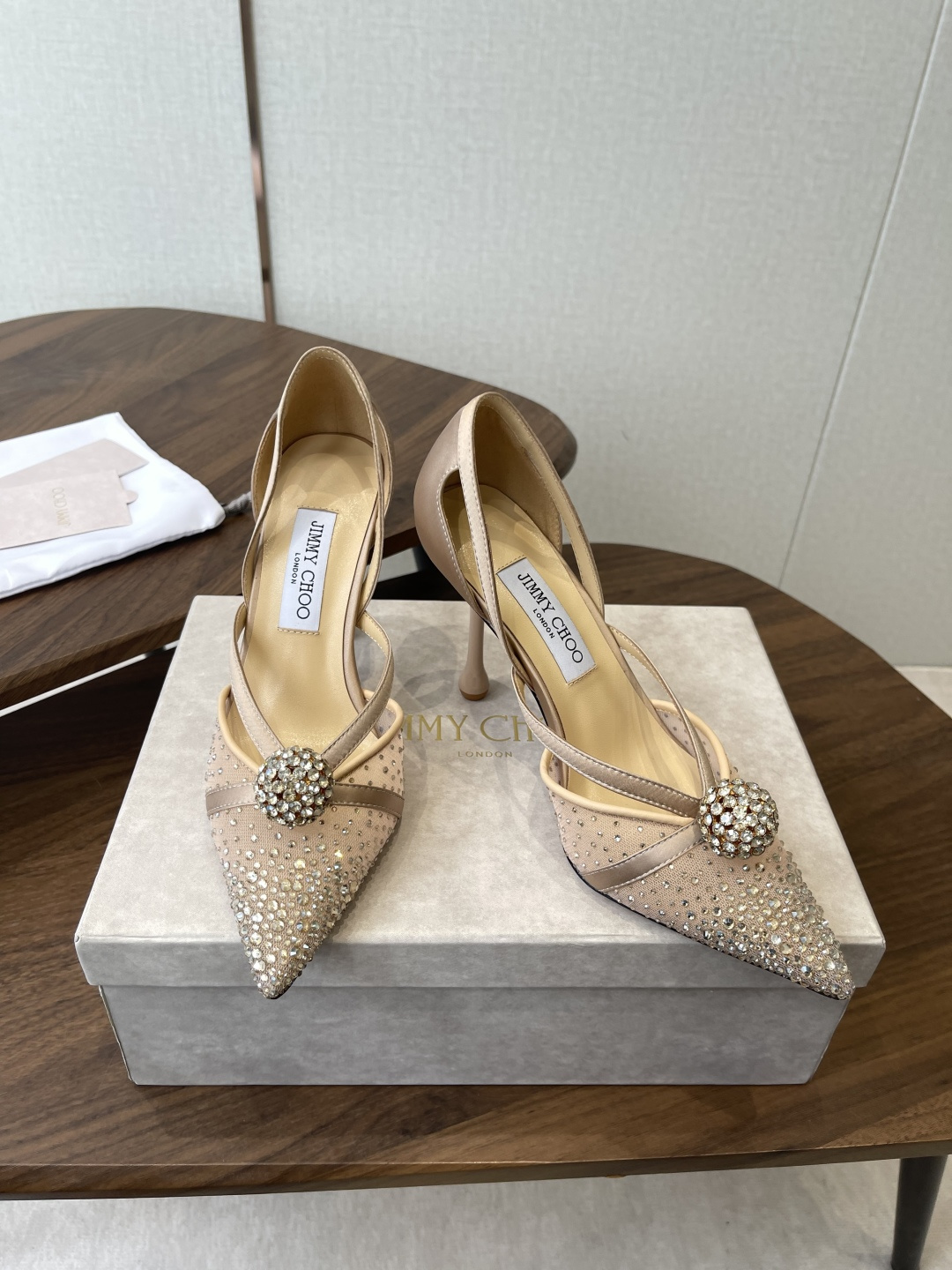 Jimmy Choo 26ss 春夏 系列JC新款 高跟拖鞋 凉鞋模糊鞋履与珠宝配饰之间的界线 鲜明 J Jimmy Choo 26ss 春夏 系列JC新款 高跟拖鞋 凉鞋模糊鞋履与珠宝配饰之间的界线 鲜明 J