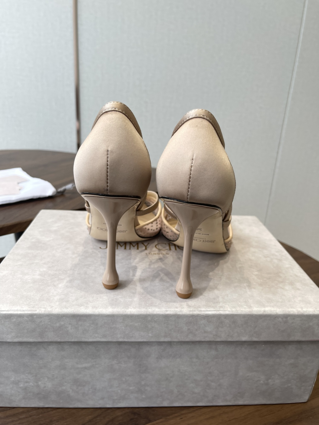 Jimmy Choo 26ss 春夏 系列JC新款 高跟拖鞋 凉鞋模糊鞋履与珠宝配饰之间的界线 鲜明 J Jimmy Choo 26ss 春夏 系列JC新款 高跟拖鞋 凉鞋模糊鞋履与珠宝配饰之间的界线 鲜明 J