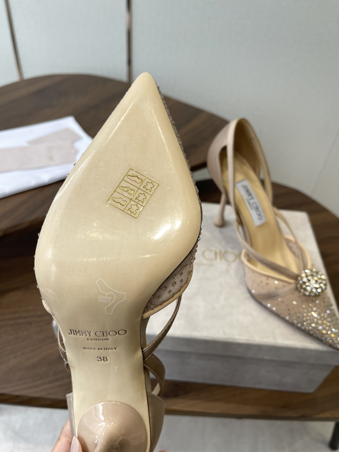Jimmy Choo 26ss 春夏 系列JC新款 高跟拖鞋 凉鞋模糊鞋履与珠宝配饰之间的界线 鲜明 J Jimmy Choo 26ss 春夏 系列JC新款 高跟拖鞋 凉鞋模糊鞋履与珠宝配饰之间的界线 鲜明 J