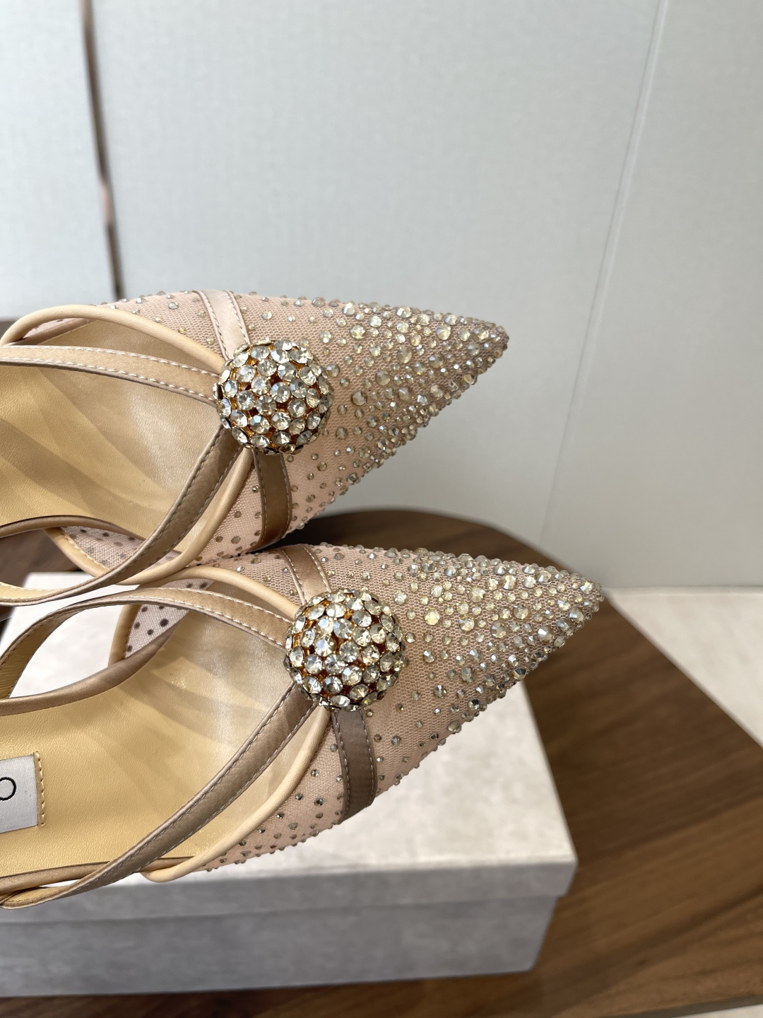 Jimmy Choo 26ss 春夏 系列JC新款 高跟拖鞋 凉鞋模糊鞋履与珠宝配饰之间的界线 鲜明 J Jimmy Choo 26ss 春夏 系列JC新款 高跟拖鞋 凉鞋模糊鞋履与珠宝配饰之间的界线 鲜明 J