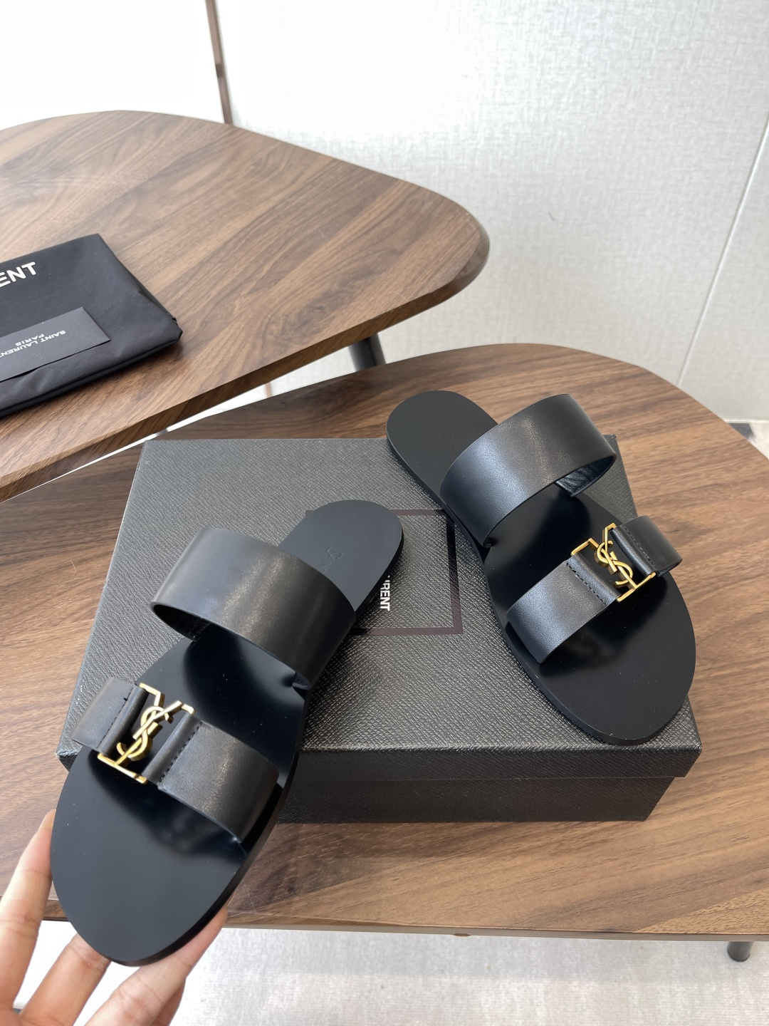 莞产Saint Laurent圣罗兰、平板凉鞋 拖鞋 26ss 早春最新款、YSL、Logo字母扣装饰经 莞产Saint Laurent圣罗兰、平板凉鞋 拖鞋 26ss 早春最新款、YSL、Logo字母扣装饰经