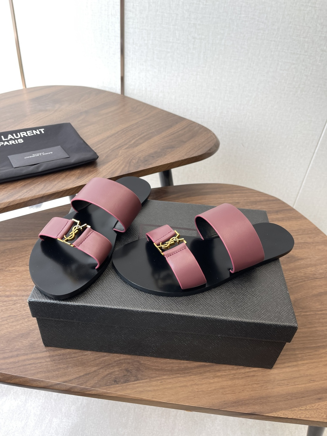 莞产Saint Laurent圣罗兰、平板凉鞋 拖鞋 26ss 早春最新款、YSL、Logo字母扣装饰经