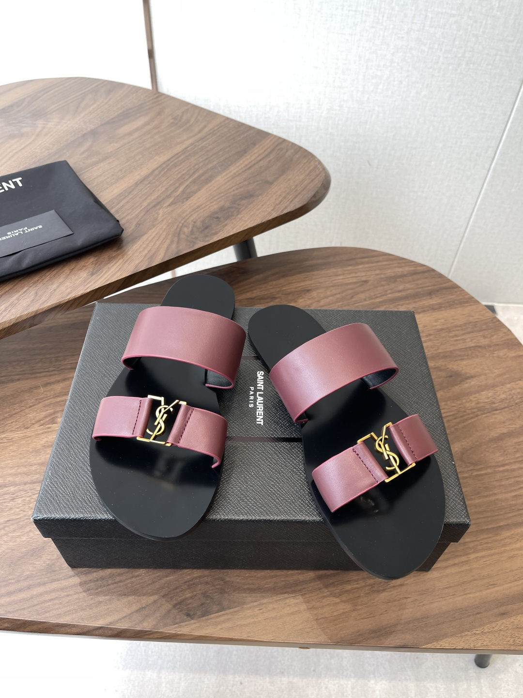 莞产Saint Laurent圣罗兰、平板凉鞋 拖鞋 26ss 早春最新款、YSL、Logo字母扣装饰经