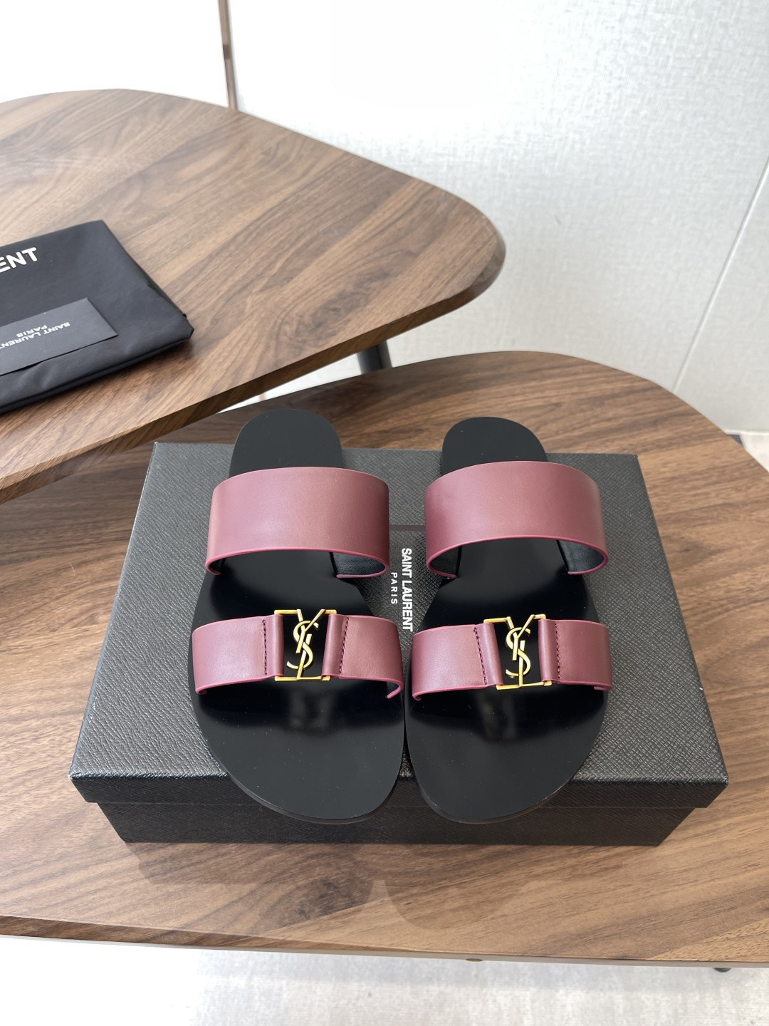 莞产Saint Laurent圣罗兰、平板凉鞋 拖鞋 26ss 早春最新款、YSL、Logo字母扣装饰经