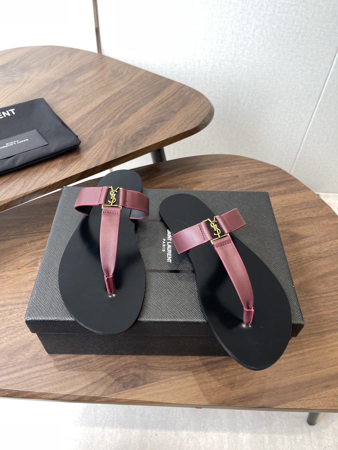 莞产Saint Laurent圣罗兰、平板凉鞋 拖鞋 26ss 早春最新款、YSL、Logo字母扣装饰经
