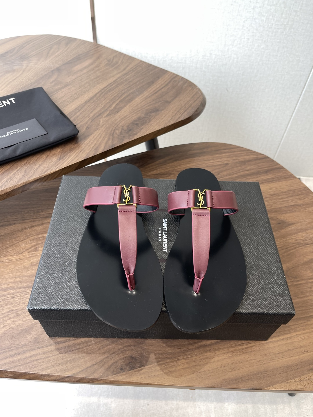 NO:814990,Made in Guangzhou, Saint Laurent, flat sandals, slippers 26ss, the latest model in early spring, YSL, Logo letter buckle decoration, classic and high-quality glamorous masterpiece, the hottest spring and summer series, both temperament and fashion, classic and eye-catching design style, special decorative buckle gold buckle with special effect on the upper foot, the material is imported from Italy calfskin, sheepskin lining, Italian genuine leather outsole  Female 36-42 (40-42 customized) Male 39-45 (45 customized), split-toe shoes, saint laurent, saint laurent, saint laurent, sandals, slippers, cowhide, sheepskin, Leather soles19860909莞产Saint Laurent圣罗兰、平板凉鞋 拖鞋 26ss 早春最新款、YSL、Logo字母扣装饰 经典上乘美艳力作 最火春夏系列 兼备气质 时尚 经典耐看的设计风格 上脚效果特别美饰扣金色扣,材料采用意大利进口小牛皮 内里羊皮 意大利真皮大底 女36—42（40-42定制）男39——45（45定制）,分趾鞋,saint laurent,saint laurent,saint laurent,sandals,slippers,cowhide,sheepskin,Leather soles,Women's Shoes
