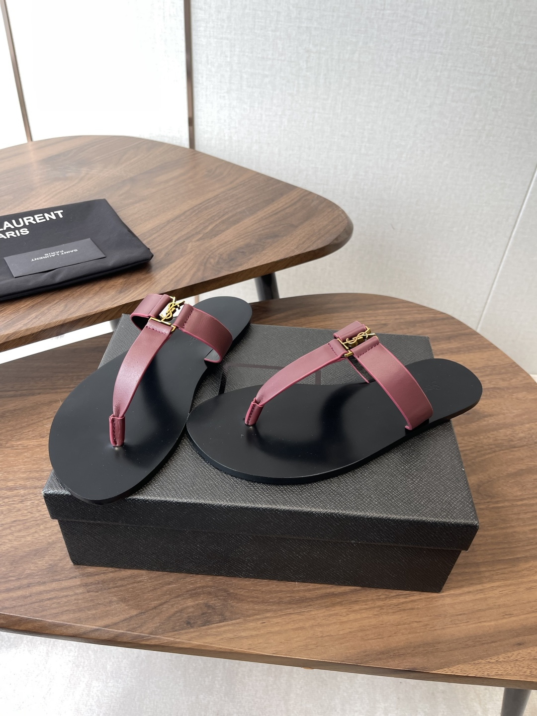 莞产Saint Laurent圣罗兰、平板凉鞋 拖鞋 26ss 早春最新款、YSL、Logo字母扣装饰经