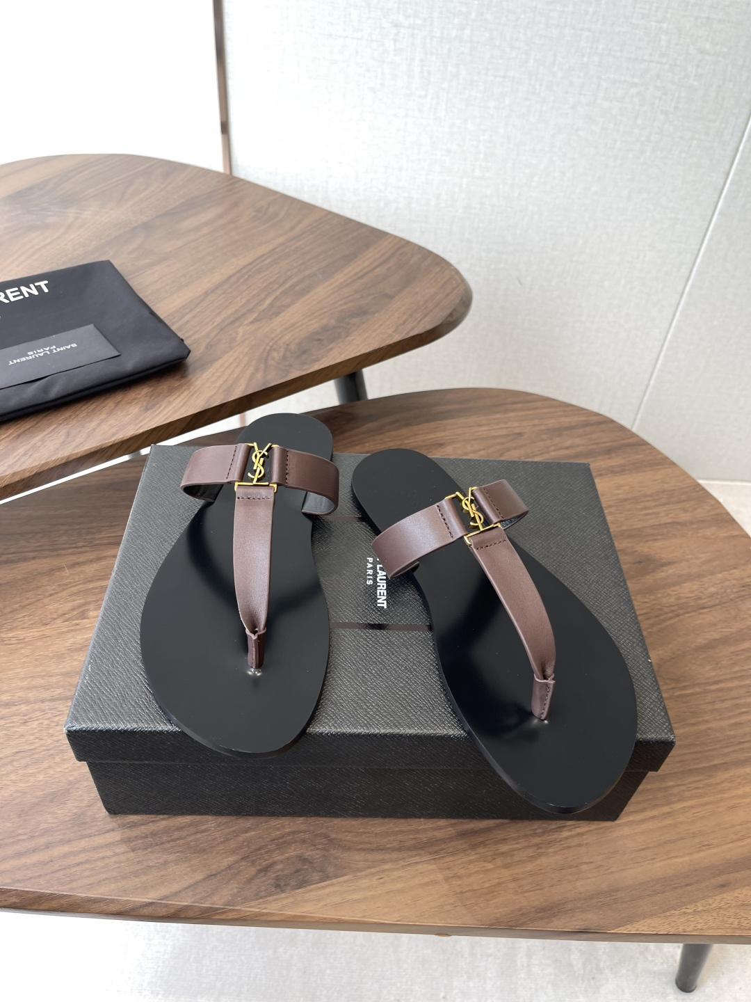莞产Saint Laurent圣罗兰、平板凉鞋 拖鞋 26ss 早春最新款、YSL、Logo字母扣装饰经