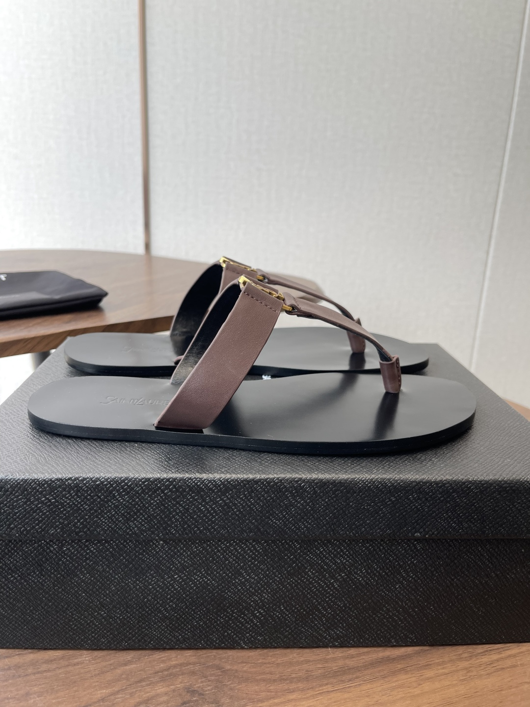 莞产Saint Laurent圣罗兰、平板凉鞋 拖鞋 26ss 早春最新款、YSL、Logo字母扣装饰经