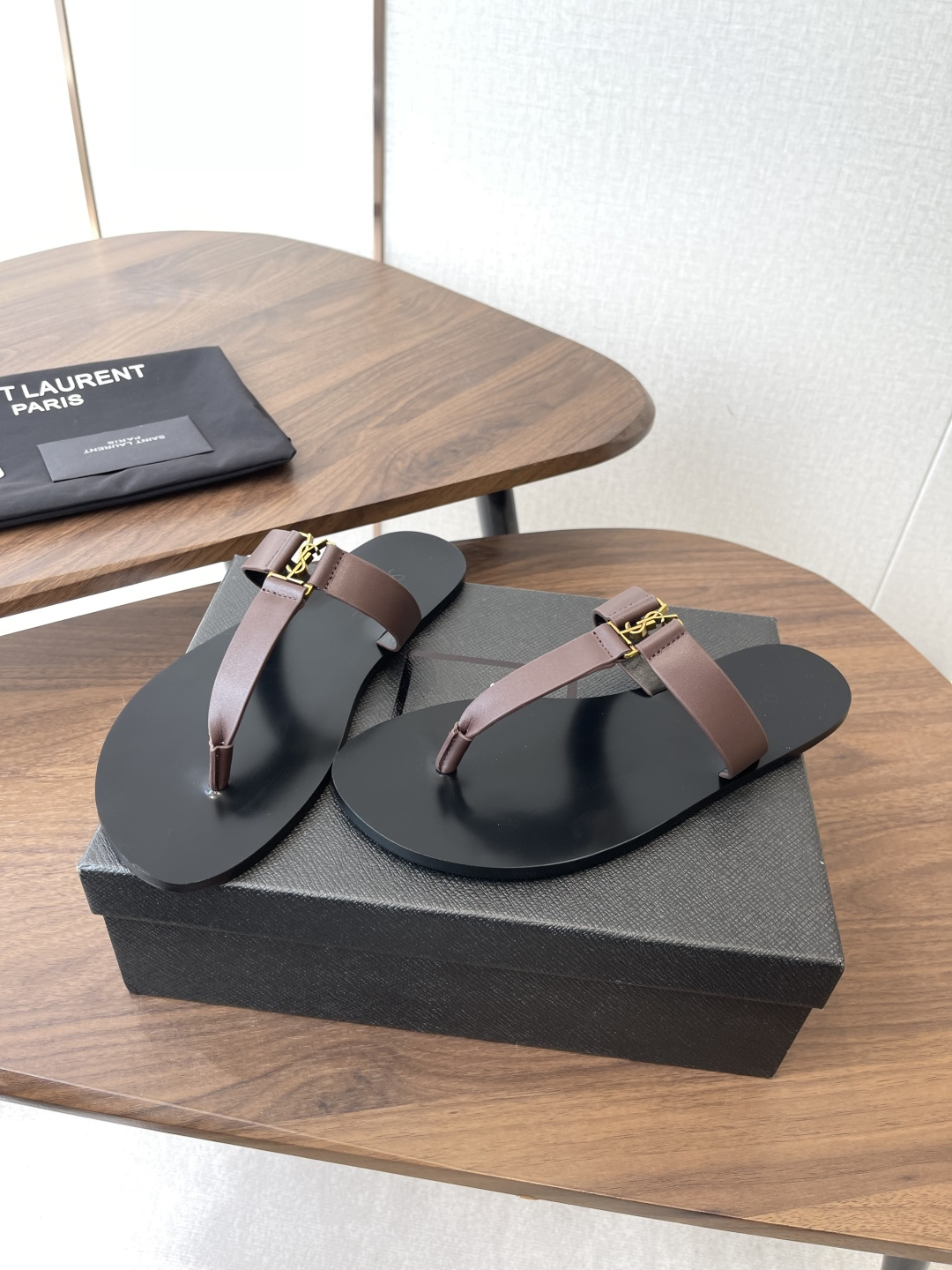 莞产Saint Laurent圣罗兰、平板凉鞋 拖鞋 26ss 早春最新款、YSL、Logo字母扣装饰经