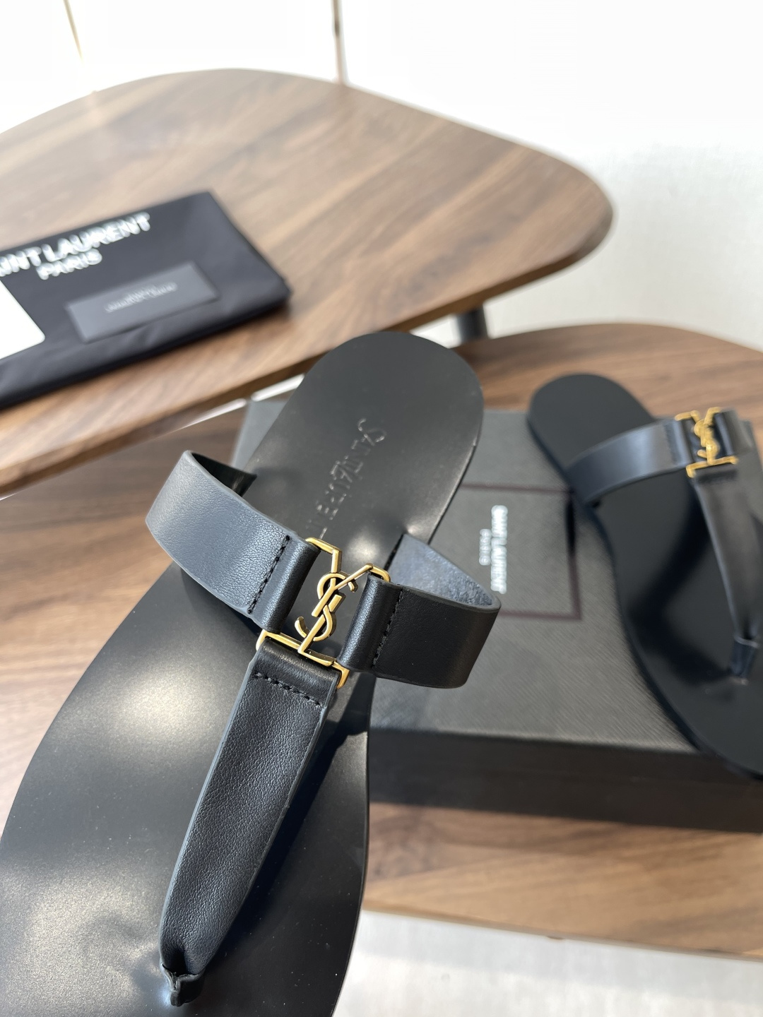莞产Saint Laurent圣罗兰、平板凉鞋 拖鞋 26ss 早春最新款、YSL、Logo字母扣装饰经