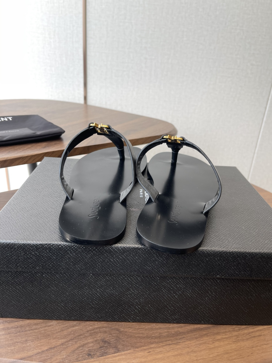 莞产Saint Laurent圣罗兰、平板凉鞋 拖鞋 26ss 早春最新款、YSL、Logo字母扣装饰经