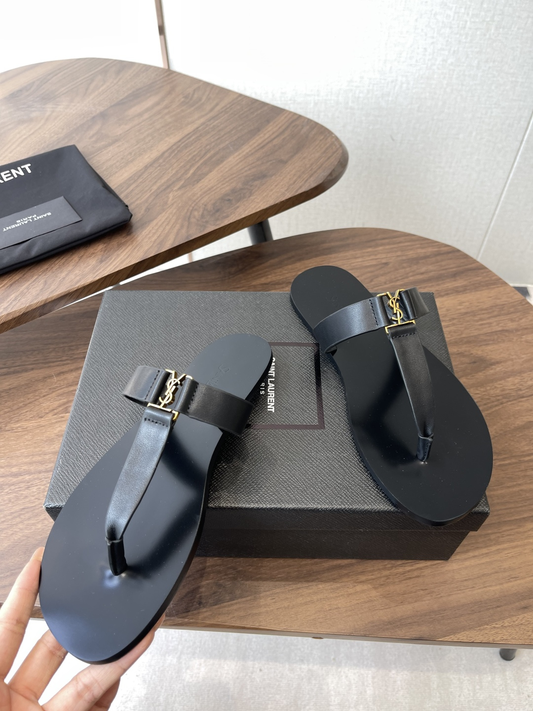 莞产Saint Laurent圣罗兰、平板凉鞋 拖鞋 26ss 早春最新款、YSL、Logo字母扣装饰经