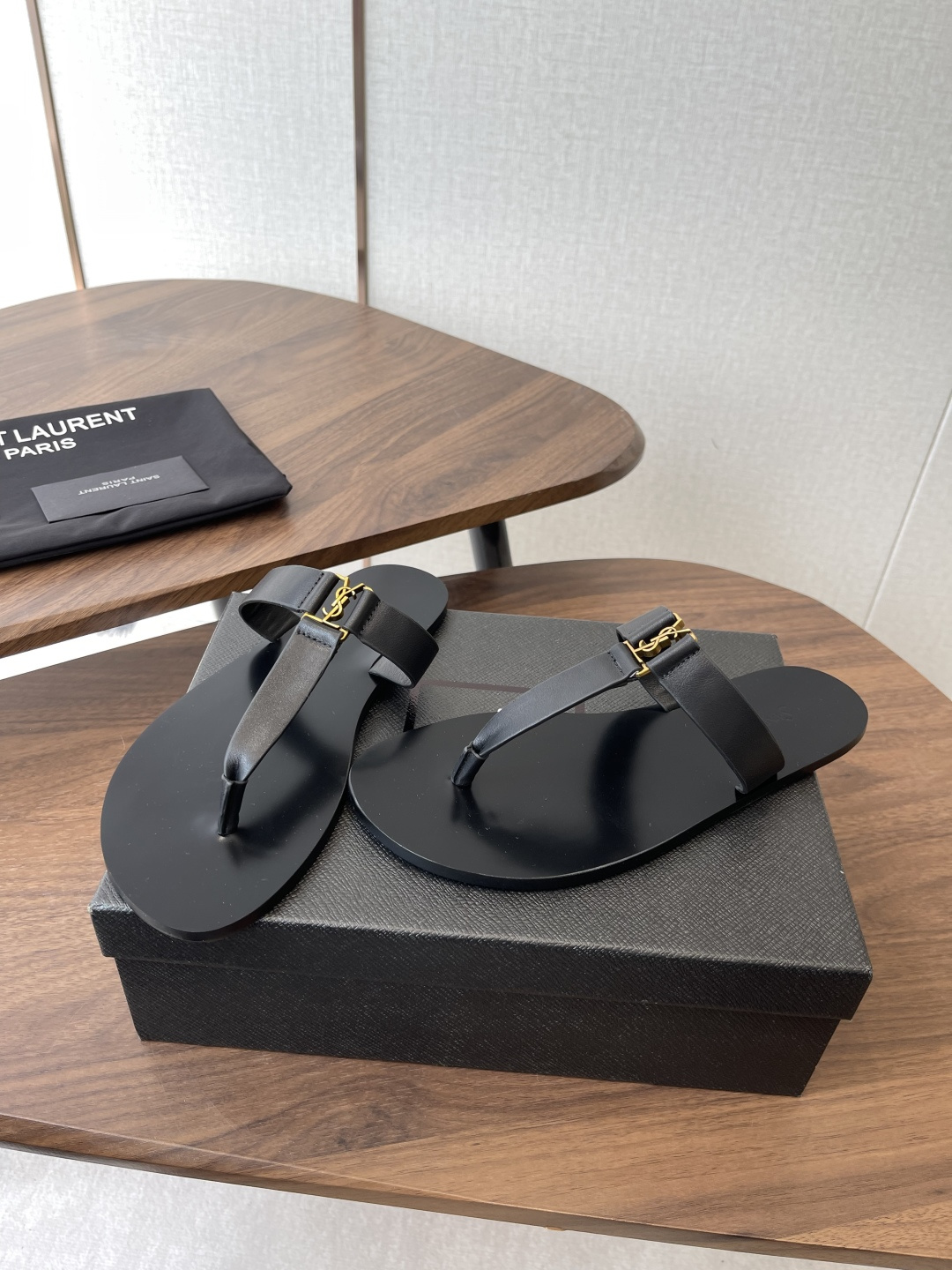 莞产Saint Laurent圣罗兰、平板凉鞋 拖鞋 26ss 早春最新款、YSL、Logo字母扣装饰经