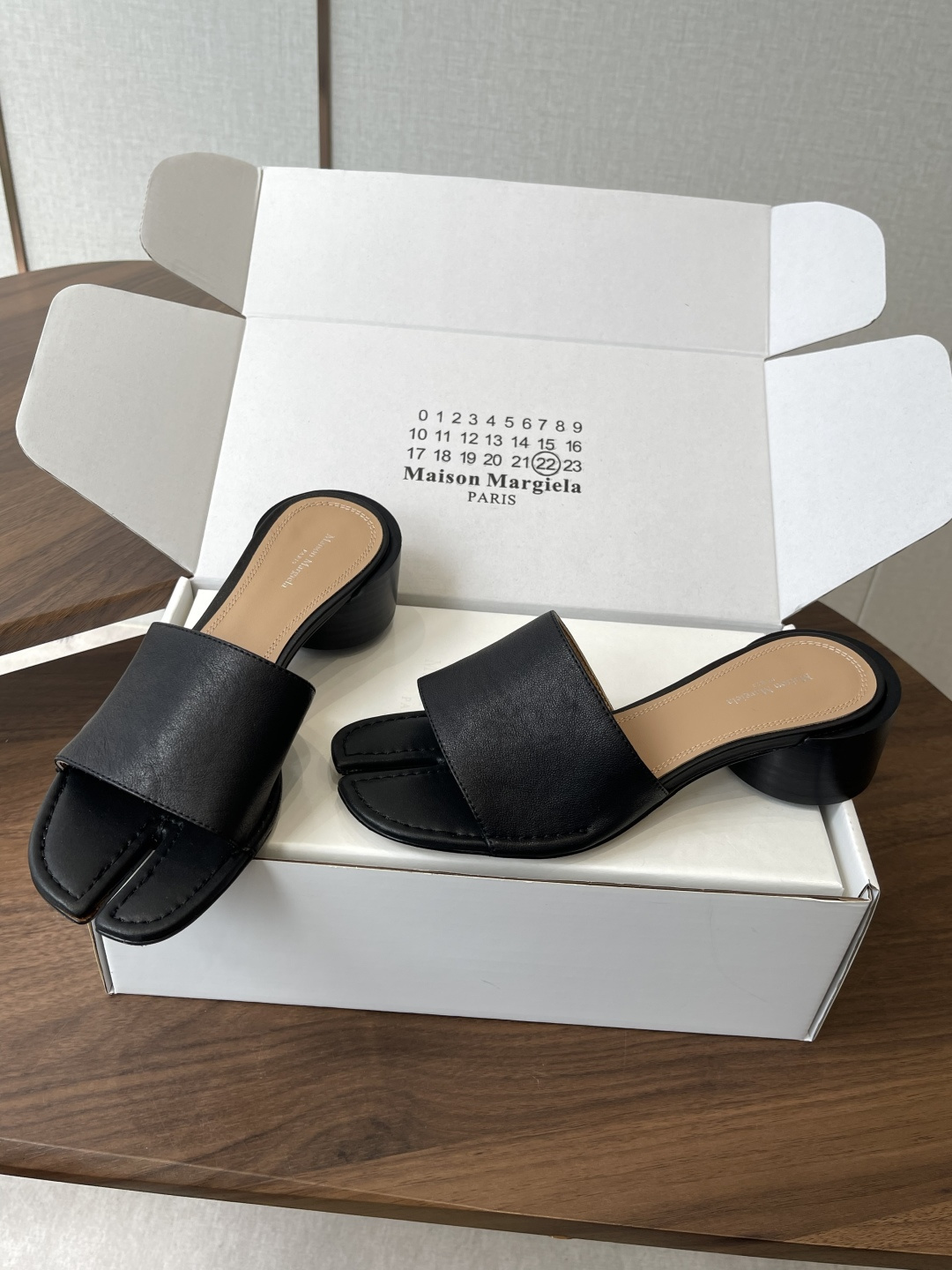 Maison Margiela经典Tabi拖鞋,皮革+分趾设计,辨识度超高!灵感来自日本足袋,极简风格, Maison Margiela经典Tabi拖鞋,皮革+分趾设计,辨识度超高!灵感来自日本足袋,极简风格,