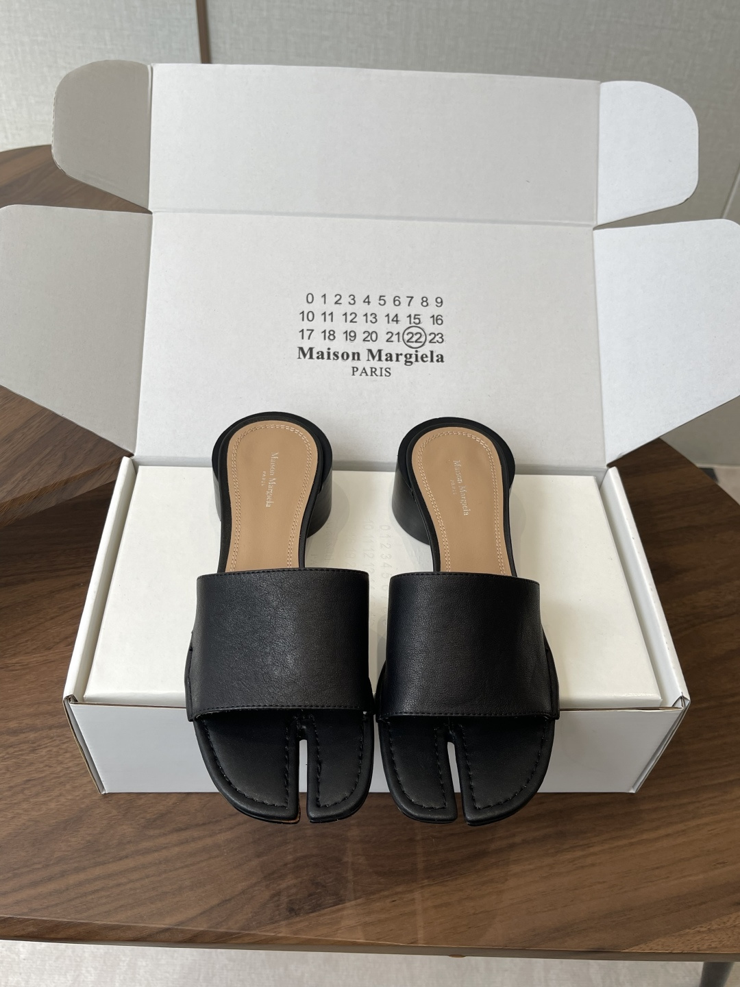 Maison Margiela经典Tabi拖鞋,皮革+分趾设计,辨识度超高!灵感来自日本足袋,极简风格, Maison Margiela经典Tabi拖鞋,皮革+分趾设计,辨识度超高!灵感来自日本足袋,极简风格,