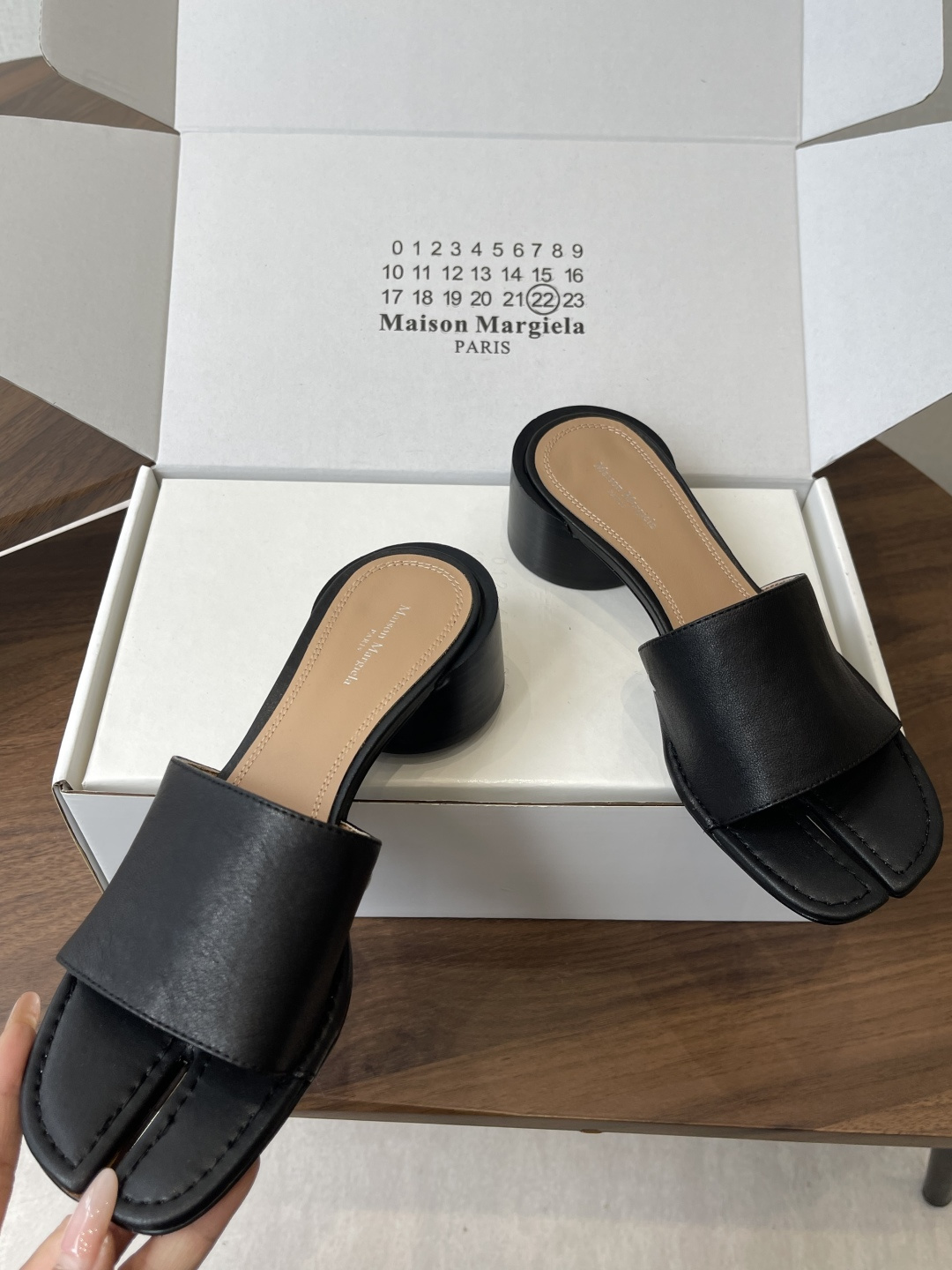 Maison Margiela经典Tabi拖鞋,皮革+分趾设计,辨识度超高!灵感来自日本足袋,极简风格, Maison Margiela经典Tabi拖鞋,皮革+分趾设计,辨识度超高!灵感来自日本足袋,极简风格,