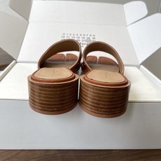 Maison Margiela经典Tabi拖鞋,皮革+分趾设计,辨识度超高!灵感来自日本足袋,极简风格, Maison Margiela经典Tabi拖鞋,皮革+分趾设计,辨识度超高!灵感来自日本足袋,极简风格,