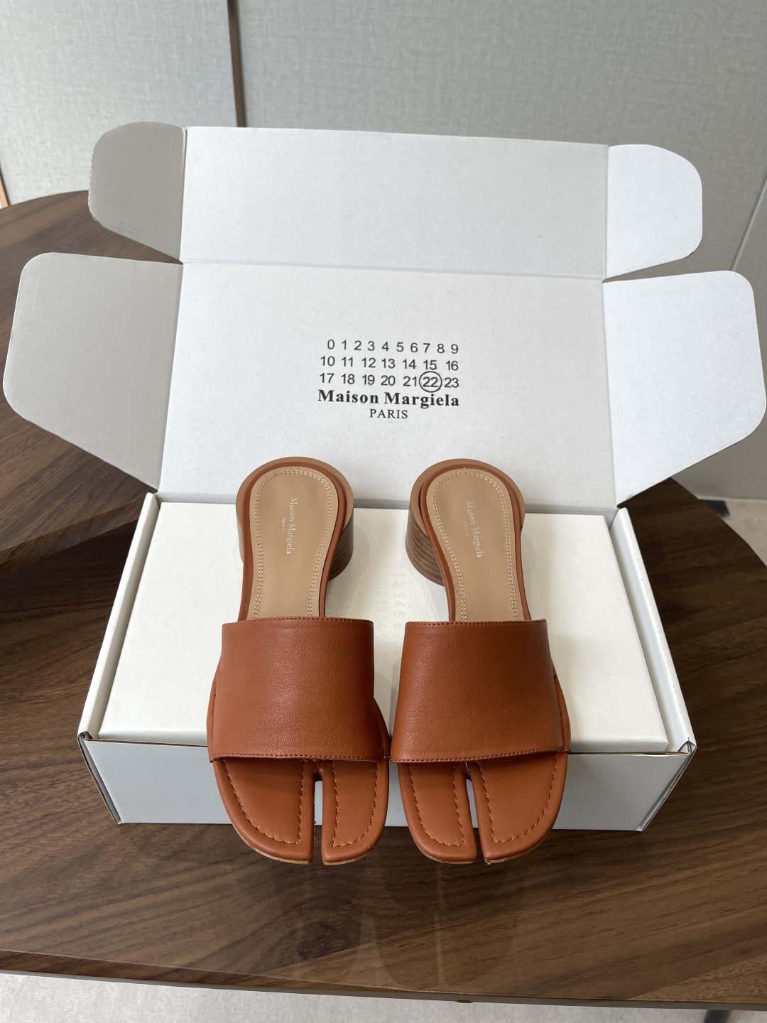 Maison Margiela经典Tabi拖鞋，皮革+分趾设计，辨识度超高！灵感来自日本足袋，极简风格，