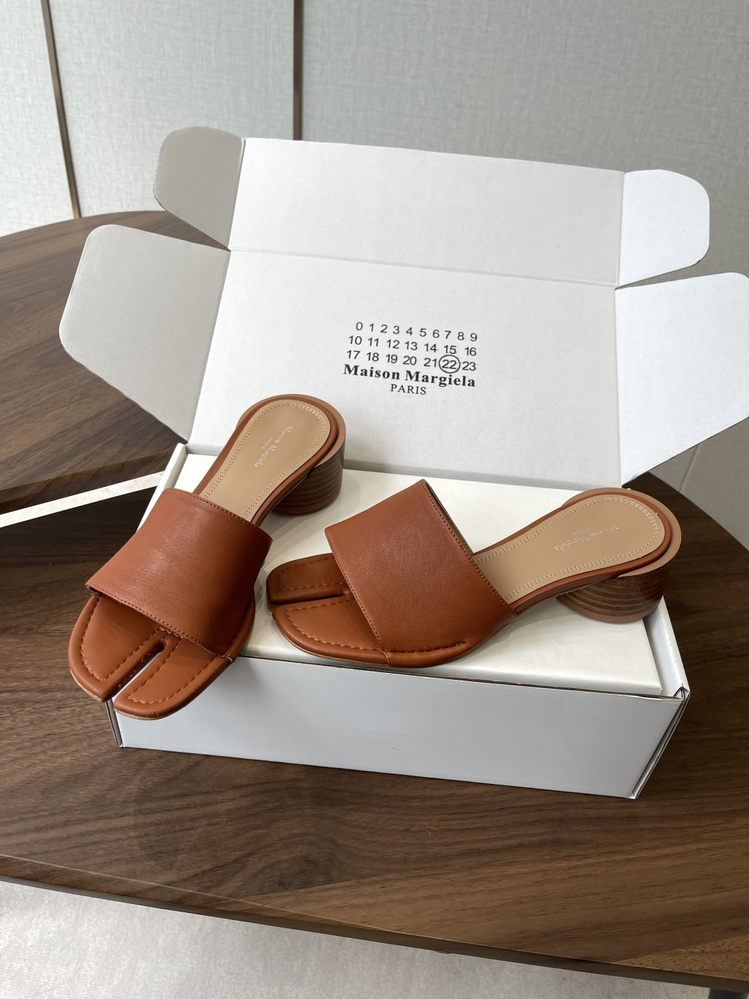 Maison Margiela经典Tabi拖鞋,皮革+分趾设计,辨识度超高!灵感来自日本足袋,极简风格, Maison Margiela经典Tabi拖鞋,皮革+分趾设计,辨识度超高!灵感来自日本足袋,极简风格,