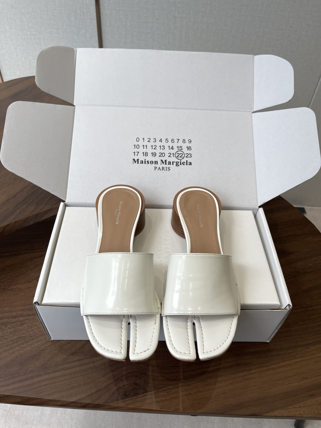 Maison Margiela经典Tabi拖鞋，皮革+分趾设计，辨识度超高！灵感来自日本足袋，极简风格，