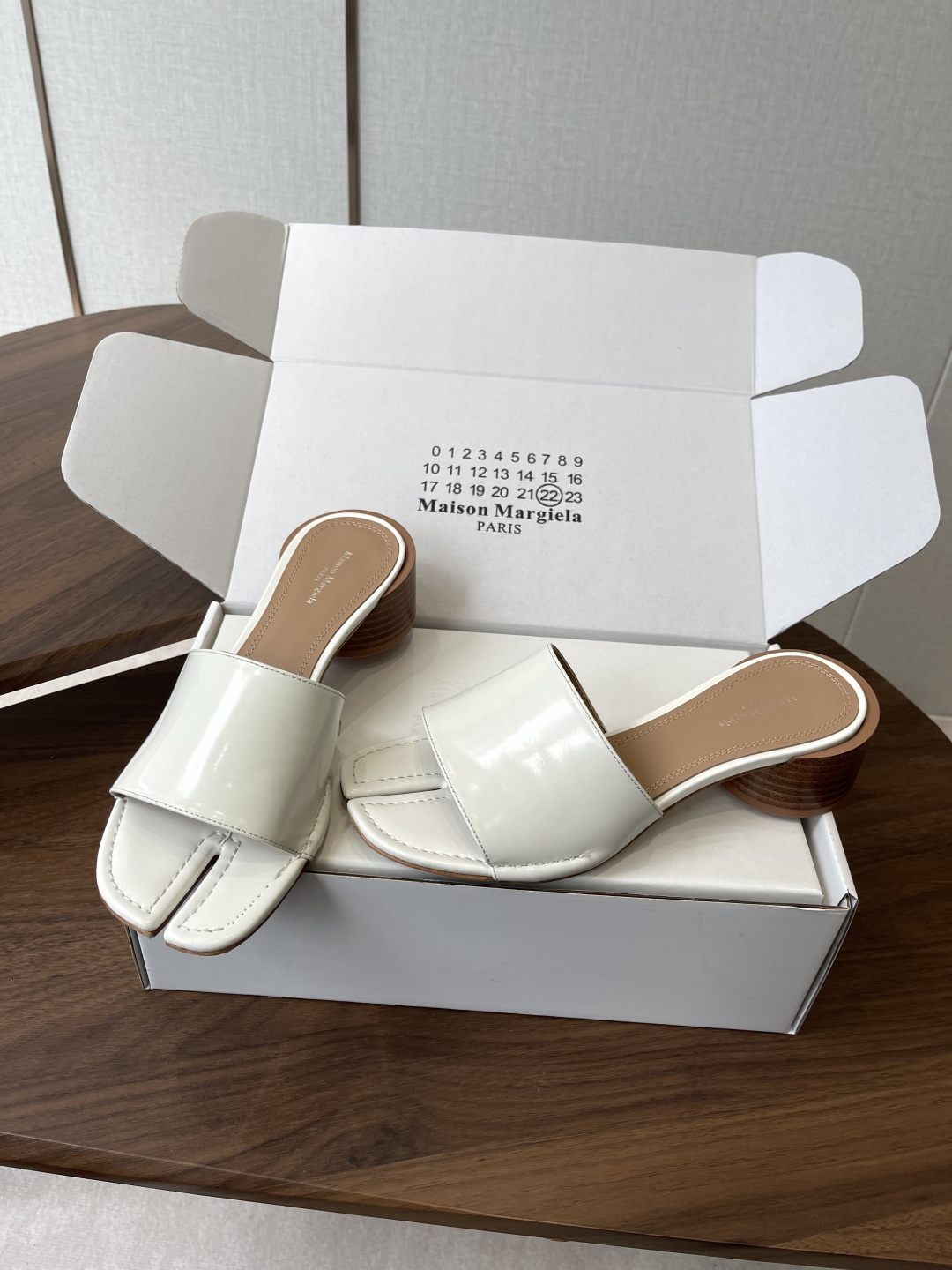 Maison Margiela经典Tabi拖鞋，皮革+分趾设计，辨识度超高！灵感来自日本足袋，极简风格，