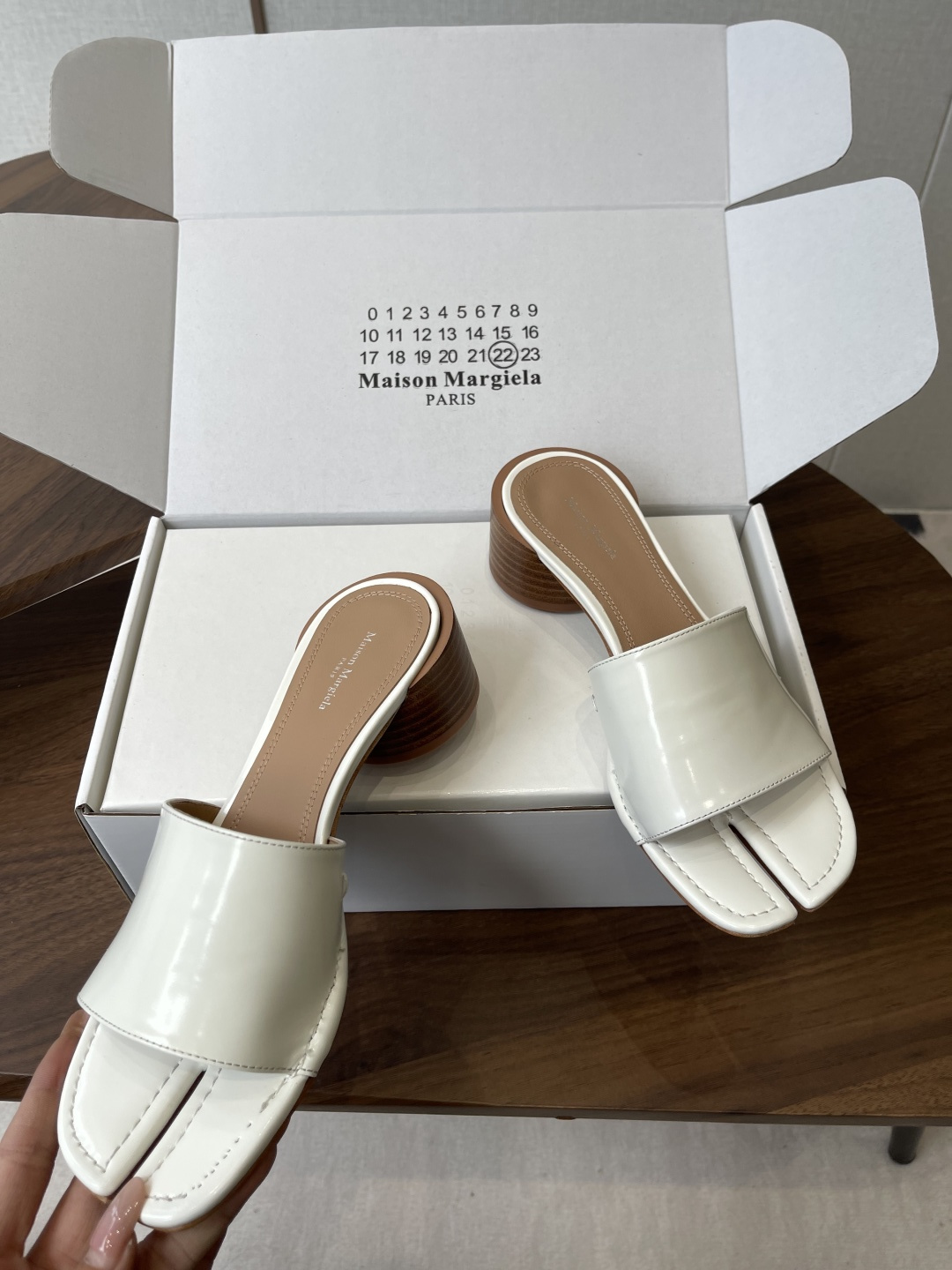 Maison Margiela经典Tabi拖鞋，皮革+分趾设计，辨识度超高！灵感来自日本足袋，极简风格，