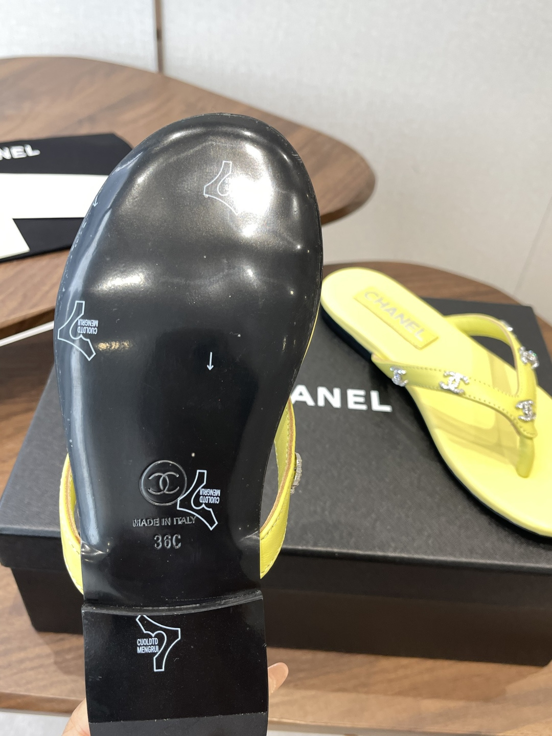 Chanel26SS早春新款夹脚凉拖双C夹脚凉拖｜春夏穿搭神器经典双C元素+极简夹脚设计，高级感拉满，软