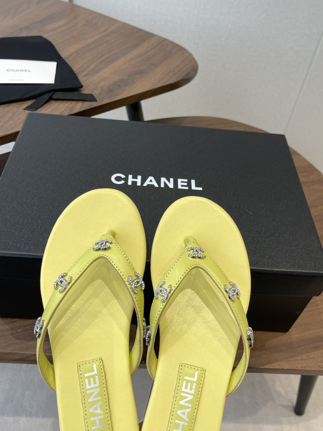 Chanel26SS早春新款夹脚凉拖双C夹脚凉拖｜春夏穿搭神器经典双C元素+极简夹脚设计，高级感拉满，软