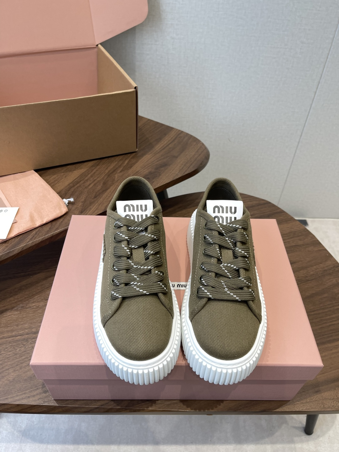 NO:814973,Miu Miu26ss new biscuit-soled casual sneakers for spring and summer. Lazy natal sneakers with a sense of vitality are here!  The design adopts a neat lace-up style, paired with the iconic biscuit thick sole, the lines are simple and self-recognizable, and the letter logo on the tongue adds a memory point to the basic model, which is simple but refined. It can be called an all-rounder when paired with casual shorts for daily outings, lazy dresses, or casual wide-leg pants.  Upper original cloth, inner lining, TPU outsole, heel height 4.5cm, size 35-40 (customized size 40 is not returnable) 82, casual shoes/sports shoes, miumiu, sneakers, skirts, shorts19860909Miu Miu26ss 春夏新款饼干底休闲板鞋 自带元气氛围感的懒人本命板鞋来啦！设计上采用利落的系带版型,搭配标志性的饼干厚底,线条简约又自带辨识度,鞋舌的字母标识为基础款增添了记忆点,简约却不失精致感. 搭配上堪称万能选手,无论是日常出门的休闲短裤、慵懒风的连衣裙,还是随性的阔腿裤,都能轻松适配,轻松穿出随性又时髦的日常感,不管是逛街、通勤还是短途出行,都能hold住各种场景. 鞋面原版布面 内里布里 大底TPU大底 跟高4.5cm size35-40码（40码定制不退换）82,休闲鞋/运动鞋,miumiu,sneakers,skirts,shorts,Women's Shoes