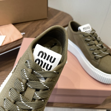 Miu Miu26ss 春夏新款饼干底休闲板鞋自带元气氛围感的懒人本命板鞋来啦!设计上采用利落的系带版型 Miu Miu26ss 春夏新款饼干底休闲板鞋自带元气氛围感的懒人本命板鞋来啦!设计上采用利落的系带版型