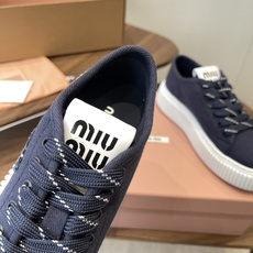 Miu Miu26ss 春夏新款饼干底休闲板鞋自带元气氛围感的懒人本命板鞋来啦!设计上采用利落的系带版型 Miu Miu26ss 春夏新款饼干底休闲板鞋自带元气氛围感的懒人本命板鞋来啦!设计上采用利落的系带版型