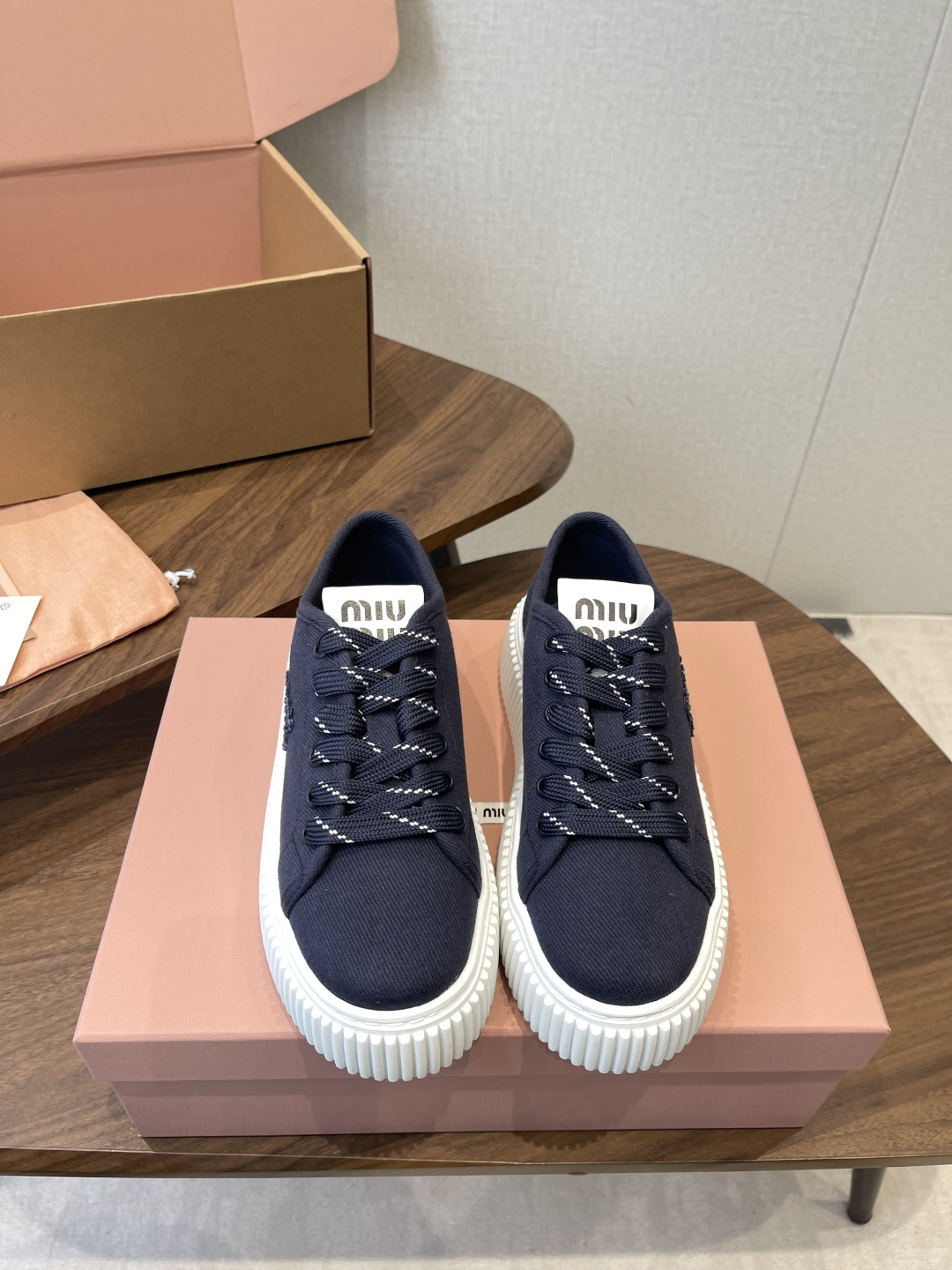 NO:814976,Miu Miu26ss new biscuit-soled casual sneakers for spring and summer. Lazy natal sneakers with a sense of vitality are here!  The design adopts a neat lace-up style, paired with the iconic biscuit thick sole, the lines are simple and self-recognizable, and the letter logo on the tongue adds a memory point to the basic model, which is simple but refined. It can be called an all-rounder when paired with casual shorts for daily outings, lazy dresses, or casual wide-leg pants.  Original cloth upper, lining and lining, TPU outsole, heel height 4.5cm, size 35-40 (customized size 40 is not returnable), casual shoes/sports shoes, miumiu, sneakers, skirts, shorts19860909Miu Miu26ss 春夏新款饼干底休闲板鞋 自带元气氛围感的懒人本命板鞋来啦！设计上采用利落的系带版型,搭配标志性的饼干厚底,线条简约又自带辨识度,鞋舌的字母标识为基础款增添了记忆点,简约却不失精致感. 搭配上堪称万能选手,无论是日常出门的休闲短裤、慵懒风的连衣裙,还是随性的阔腿裤,都能轻松适配,轻松穿出随性又时髦的日常感,不管是逛街、通勤还是短途出行,都能hold住各种场景. 鞋面原版布面 内里布里 大底TPU大底 跟高4.5cm size35-40码（40码定制不退换）,休闲鞋/运动鞋,miumiu,sneakers,skirts,shorts,Women's Shoes