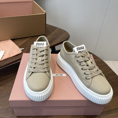 Miu Miu26ss 春夏新款饼干底休闲板鞋自带元气氛围感的懒人本命板鞋来啦!设计上采用利落的系带版型 Miu Miu26ss 春夏新款饼干底休闲板鞋自带元气氛围感的懒人本命板鞋来啦!设计上采用利落的系带版型