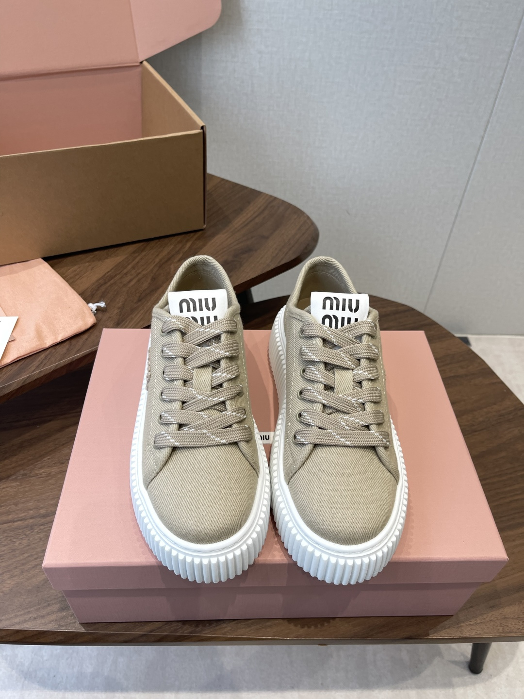 Miu Miu26ss 春夏新款饼干底休闲板鞋自带元气氛围感的懒人本命板鞋来啦！设计上采用利落的系带版型